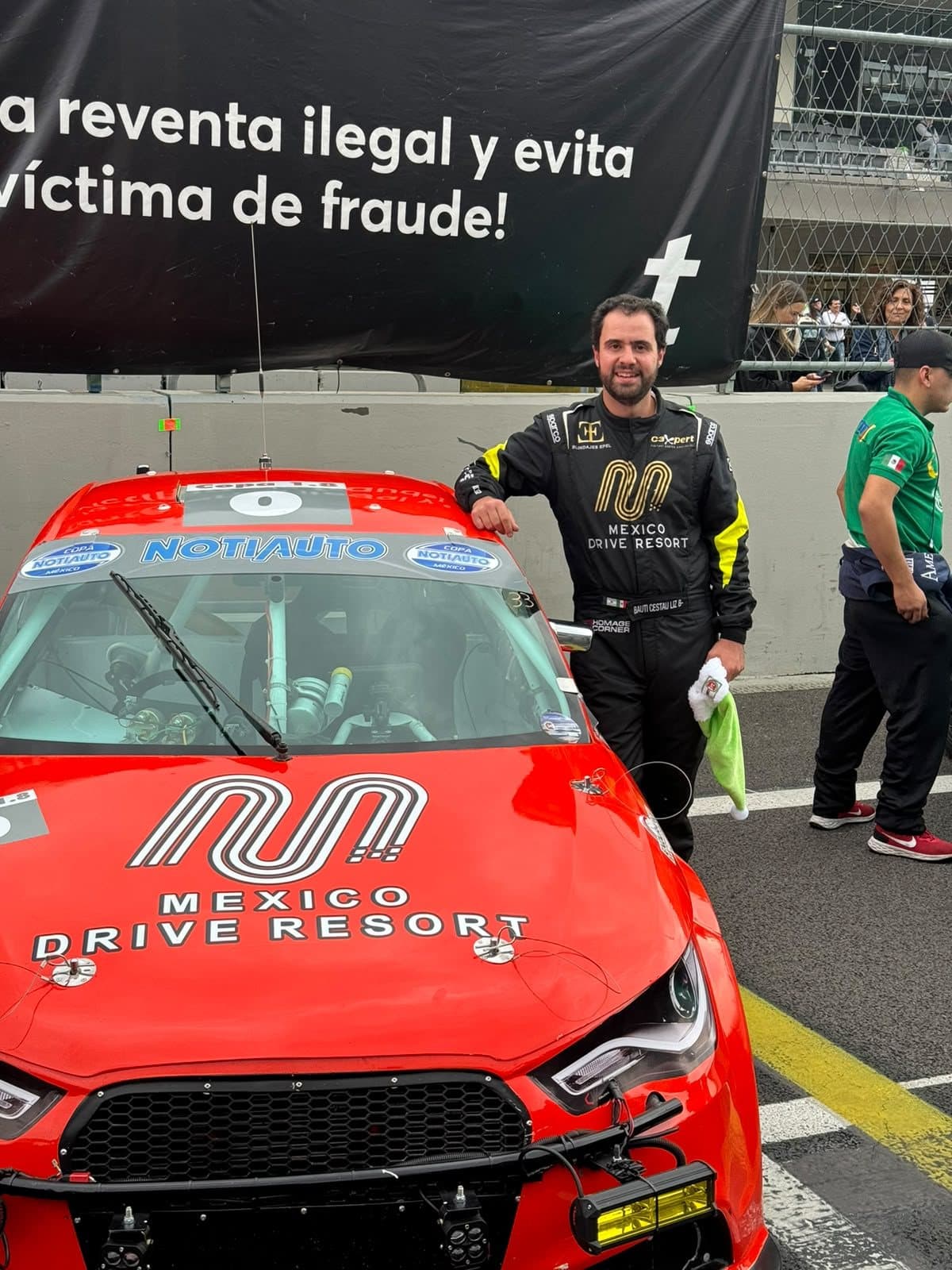 Rodrigo Siller junto a su auto de competencia